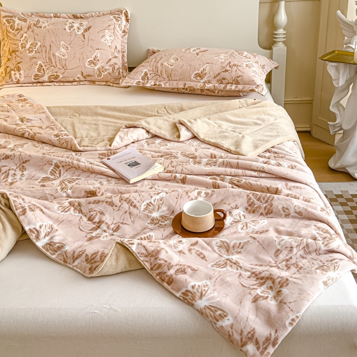 91家纺网 家纺一手货源 找家纺 金丝鸟家纺 2024新款加厚240g立体雕花牛奶绒夹棉绗缝毛毯 蝴蝶飞 咖ab毯