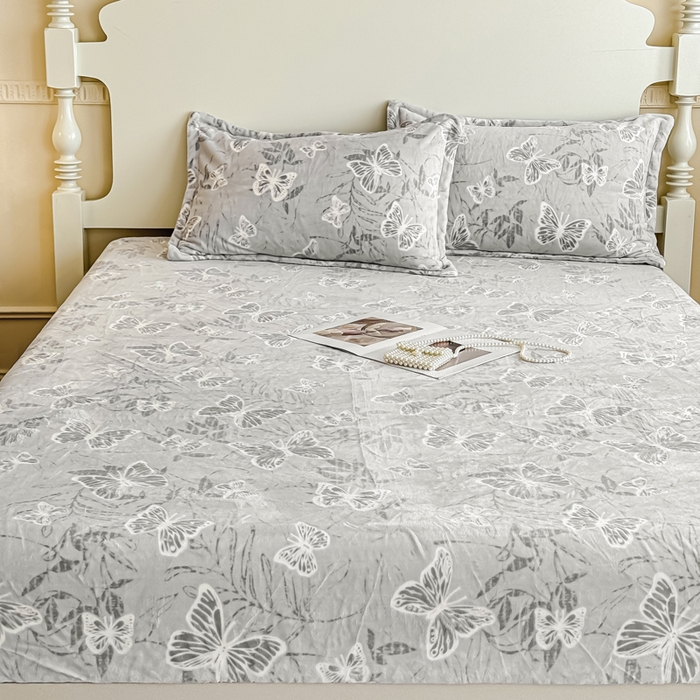 91家纺网 家纺一手货源 找家纺 金丝鸟家纺 2024新款加厚240g立体雕花牛奶绒床笠 蝴蝶飞 灰