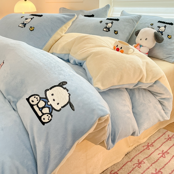 91家纺网 家纺一手货源 找家纺 金爱家 2024新款正版三丽鸥授权毛巾绣刺绣工艺加厚牛奶绒系列四件套 绒毛巾绣-蓝黄帕恰狗