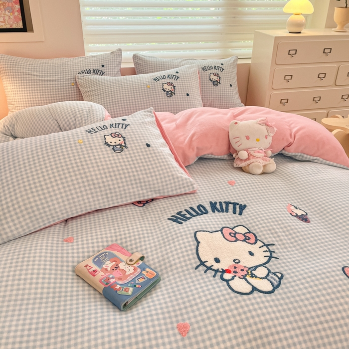 91家纺网 家纺一手货源 找家纺 金爱家 2024新款正版三丽鸥授权毛巾绣刺绣工艺加厚牛奶绒系列四件套 绒毛巾绣-蓝格甜筒kitty