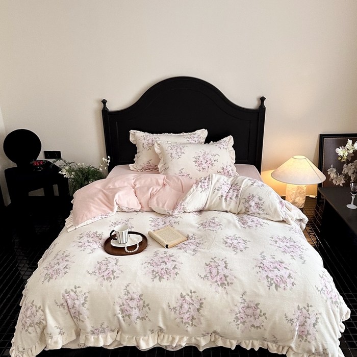 91家纺网 家纺一手货源 找家纺 潘朵拉家纺 2024爆款绒法式双层牛奶绒花边四件套 粉黛