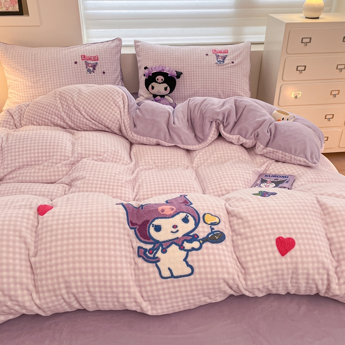 91家纺网 家纺一手货源 找家纺 金爱家 2024新款正版三丽鸥授权毛巾绣刺绣工艺加厚牛奶绒系列四件套 绒毛巾绣-小紫格库洛米