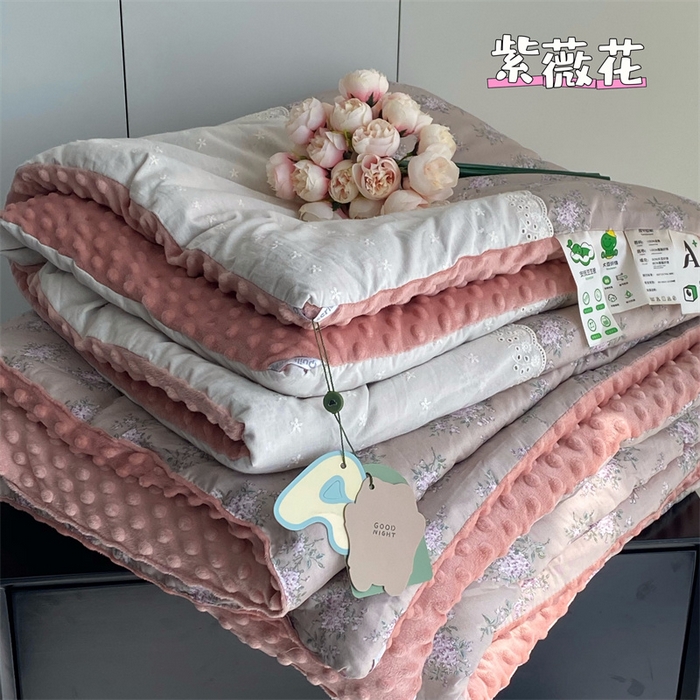 91家纺网 家纺一手货源 找家纺 2025新款秋冬季棉加豆豆绒法式花边款豆豆被被芯 紫薇花