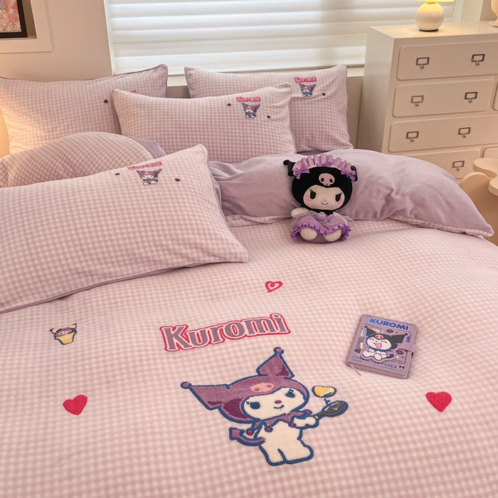 91家纺网 家纺一手货源 找家纺 金爱家 2024新款正版三丽鸥授权毛巾绣刺绣工艺加厚牛奶绒系列四件套 绒毛巾绣-小紫格库洛米