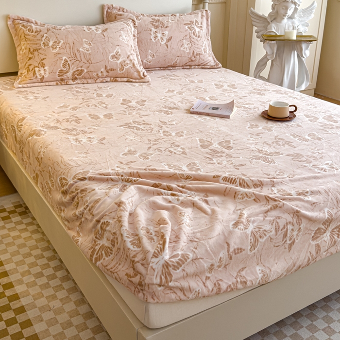 91家纺网 家纺一手货源 找家纺 金丝鸟家纺 2024新款加厚240g立体雕花牛奶绒床笠 蝴蝶飞 咖