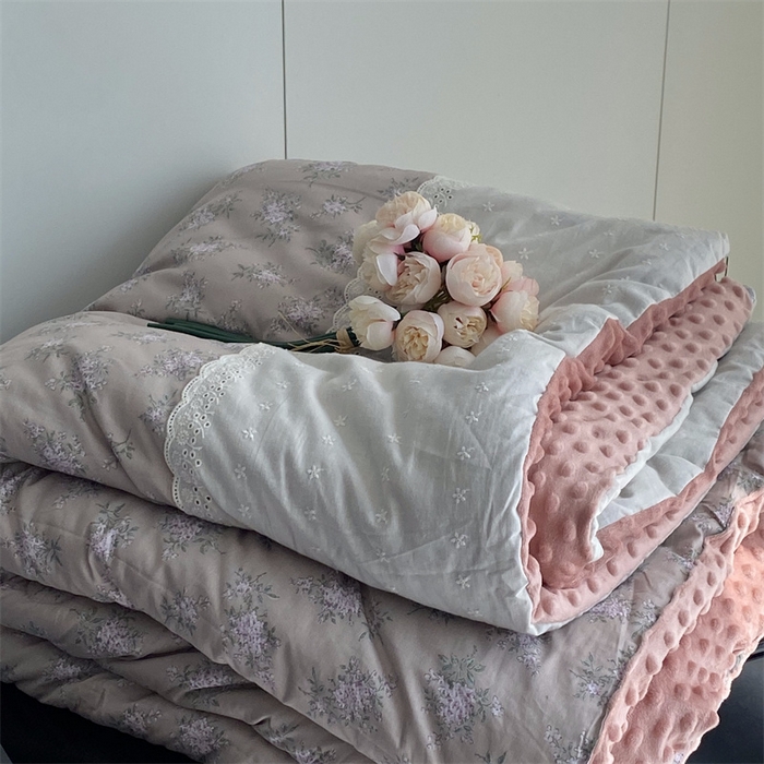 91家纺网 家纺一手货源 找家纺 2025新款秋冬季棉加豆豆绒法式花边款豆豆被被芯 紫薇花