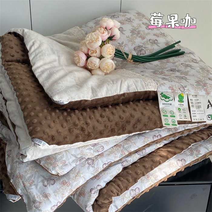 91家纺网 家纺一手货源 找家纺 2025新款秋冬季棉加豆豆绒法式花边款豆豆被被芯莓果咖