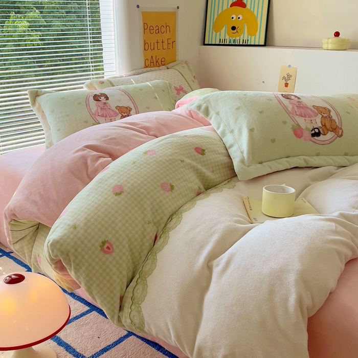 91家纺网 家纺一手货源 找家纺 金爱家 2024新款ins大版牛奶绒数码印花四件套 绒大版-草莓女孩