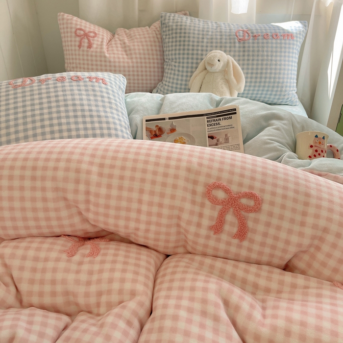 91家纺网 家纺一手货源 找家纺 顾里家纺 2024新款格子蝴蝶结毛巾绣牛奶绒四件套 粉蓝蝴蝶结