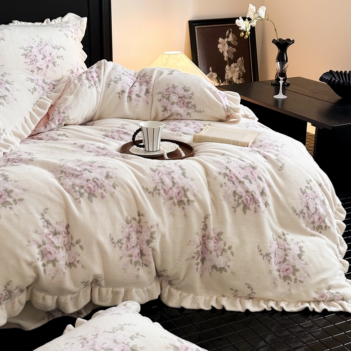 91家纺网 家纺一手货源 找家纺 潘朵拉家纺 2024爆款绒法式双层牛奶绒花边四件套 粉黛