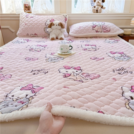 91家纺网 家纺一手货源 找家纺 佰亿莱 2024新款三丽鸥牛奶绒床垫 害羞 kt 猫