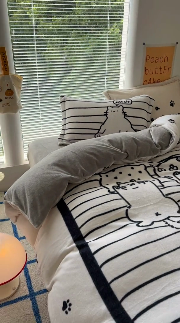 91家纺网 家纺一手货源 找家纺 金爱家 2024新款ins大版牛奶绒数码印花四件套 绒大版-睡睡猫