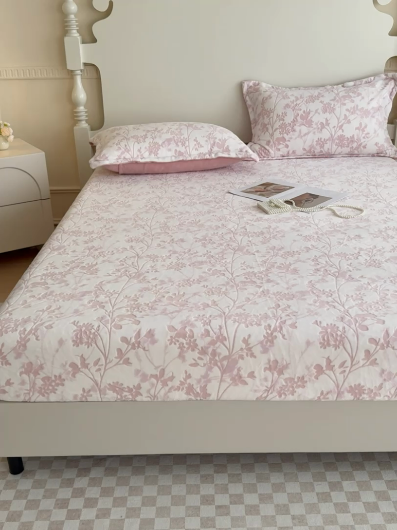 91家纺网 家纺一手货源 找家纺 金丝鸟家纺 2024新款加厚240g立体雕花牛奶绒床笠 繁花 粉