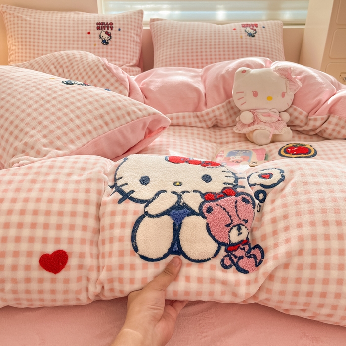 91家纺网 家纺一手货源 找家纺 金爱家 2024新款正版三丽鸥授权毛巾绣刺绣工艺加厚牛奶绒系列四件套 绒毛巾绣-小熊kitty