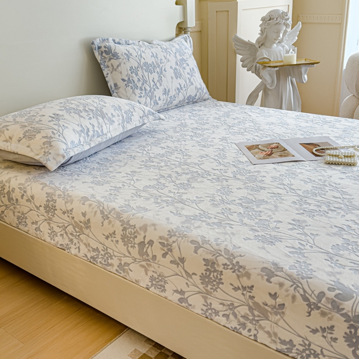 91家纺网 家纺一手货源 找家纺 金丝鸟家纺 2024新款加厚240g立体雕花牛奶绒床笠 繁花 蓝