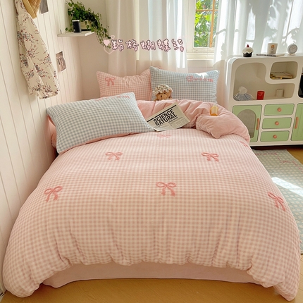 91家纺网 家纺一手货源 找家纺 （总）顾里家纺 2024新款格子蝴蝶结毛巾绣牛奶绒四件套