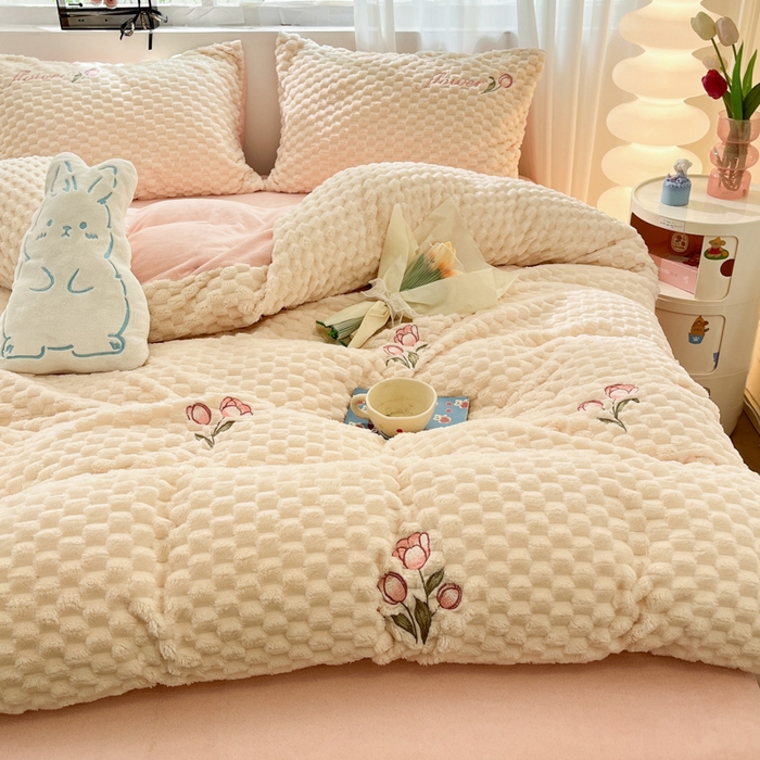 91家纺网 家纺一手货源 找家纺 慕尚家纺  2025新款豆豆绒刺绣四件套 玫瑰 白粉