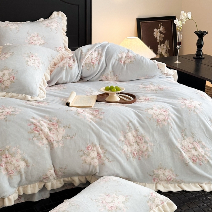 91家纺网 家纺一手货源 找家纺 潘朵拉家纺 2024爆款绒法式双层牛奶绒花边四件套 浅夏