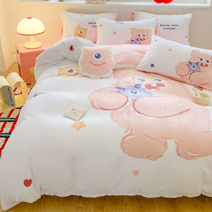 91家纺网 家纺一手货源 找家纺 澳萝拉 2024新款牛奶绒数码印花四件套 抱抱小怪兽