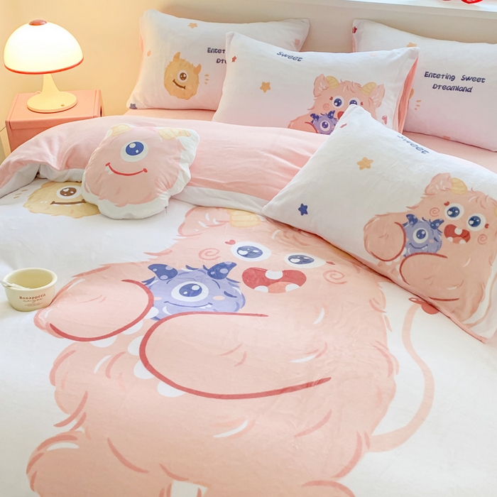 91家纺网 家纺一手货源 找家纺 澳萝拉 2024新款牛奶绒数码印花四件套 抱抱小怪兽