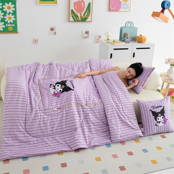 91家纺网 家纺一手货源 找家纺 照世家纺 2024新款亲肤舒适三丽鸥可爱卡通抱枕被 库洛米-紫