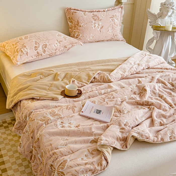 91家纺网 家纺一手货源 找家纺 金丝鸟家纺 2024新款加厚240g立体雕花牛奶绒夹棉绗缝毛毯 蝴蝶飞 咖ab毯