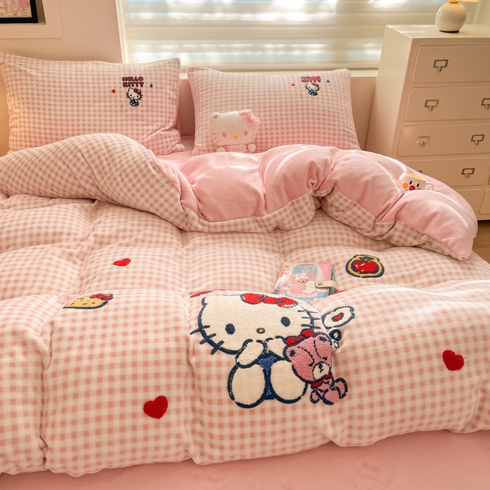 91家纺网 家纺一手货源 找家纺 金爱家 2024新款正版三丽鸥授权毛巾绣刺绣工艺加厚牛奶绒系列四件套 绒毛巾绣-小熊kitty