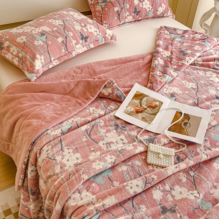 91家纺网 家纺一手货源 找家纺 金丝鸟家纺 2024新款加厚240g立体雕花牛奶绒夹棉绗缝毛毯 蝴蝶花 粉ab毯