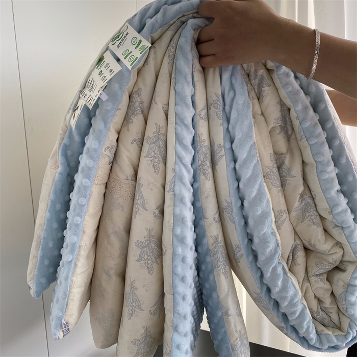 91家纺网 家纺一手货源 找家纺 2025新款秋冬季棉加豆豆绒法式花边款豆豆被被芯铃兰花开