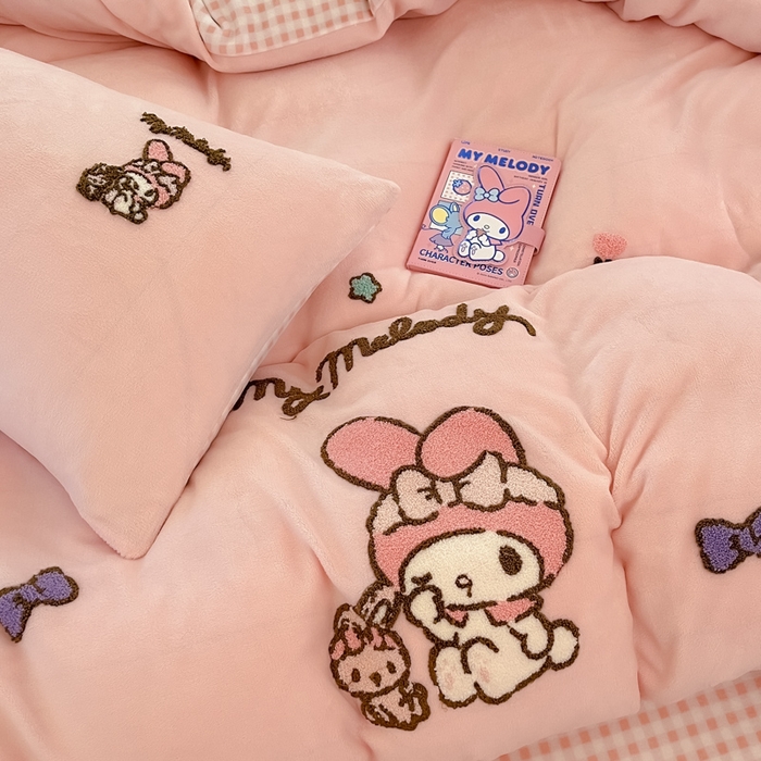 91家纺网 家纺一手货源 找家纺 （总）金爱家 2024新款正版三丽鸥授权毛巾绣刺绣工艺加厚牛奶绒系列四件套