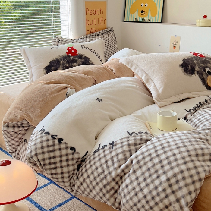 91家纺网 家纺一手货源 找家纺 金爱家 2024新款ins大版牛奶绒数码印花四件套 绒大版-樱桃小狗