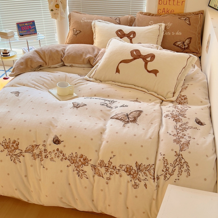 91家纺网 家纺一手货源 找家纺 金爱家 2024新款ins大版牛奶绒数码印花四件套 绒大版-蝴蝶飞飞咖