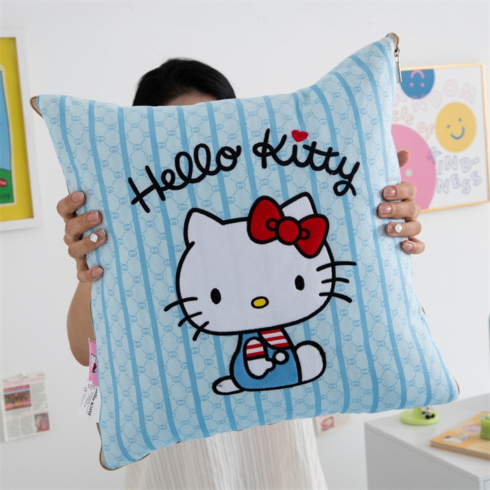 91家纺网 家纺一手货源 找家纺 照世家纺 2024新款亲肤舒适三丽鸥可爱卡通抱枕被 凯蒂猫-蓝