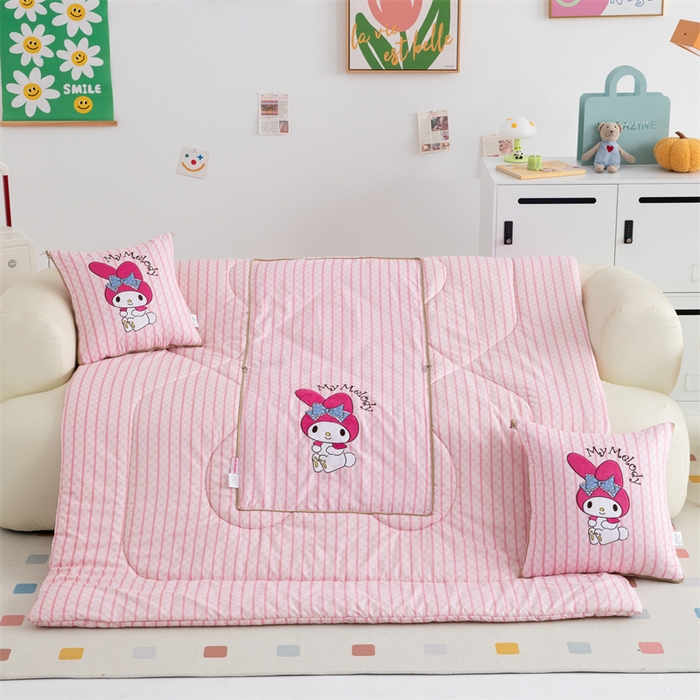 91家纺网 家纺一手货源 找家纺 照世家纺 2024新款亲肤舒适三丽鸥可爱卡通抱枕被 美乐蒂