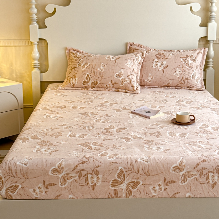 91家纺网 家纺一手货源 找家纺 金丝鸟家纺 2024新款加厚240g立体雕花牛奶绒床笠 蝴蝶飞 咖