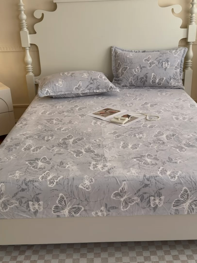 91家纺网 家纺一手货源 找家纺 金丝鸟家纺 2024新款加厚240g立体雕花牛奶绒床笠 蝴蝶飞 灰