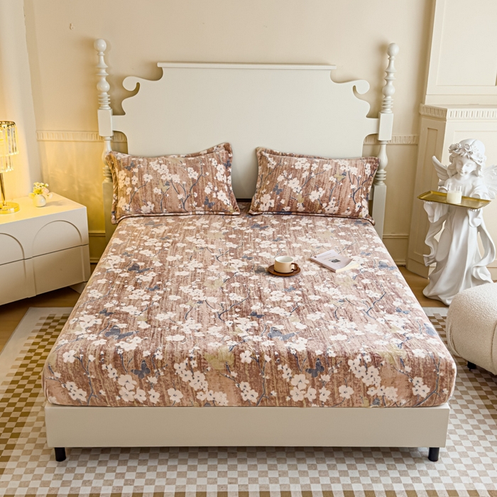 91家纺网 家纺一手货源 找家纺 金丝鸟家纺 2024新款加厚240g立体雕花牛奶绒床笠 蝴蝶花 咖