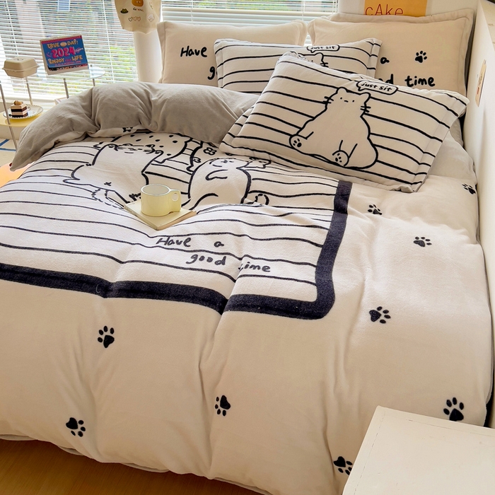 91家纺网 家纺一手货源 找家纺 金爱家 2024新款ins大版牛奶绒数码印花四件套 绒大版-睡睡猫