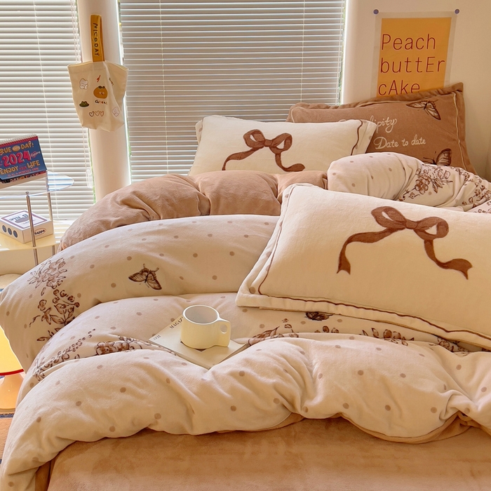 91家纺网 家纺一手货源 找家纺 金爱家 2024新款ins大版牛奶绒数码印花四件套 绒大版-蝴蝶飞飞咖