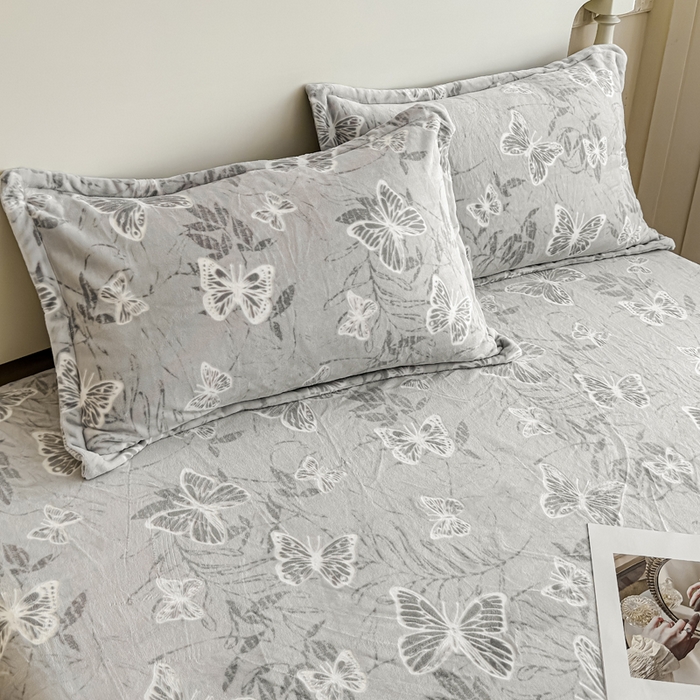 91家纺网 家纺一手货源 找家纺 金丝鸟家纺 2024新款加厚240g立体雕花牛奶绒床笠 蝴蝶飞 灰