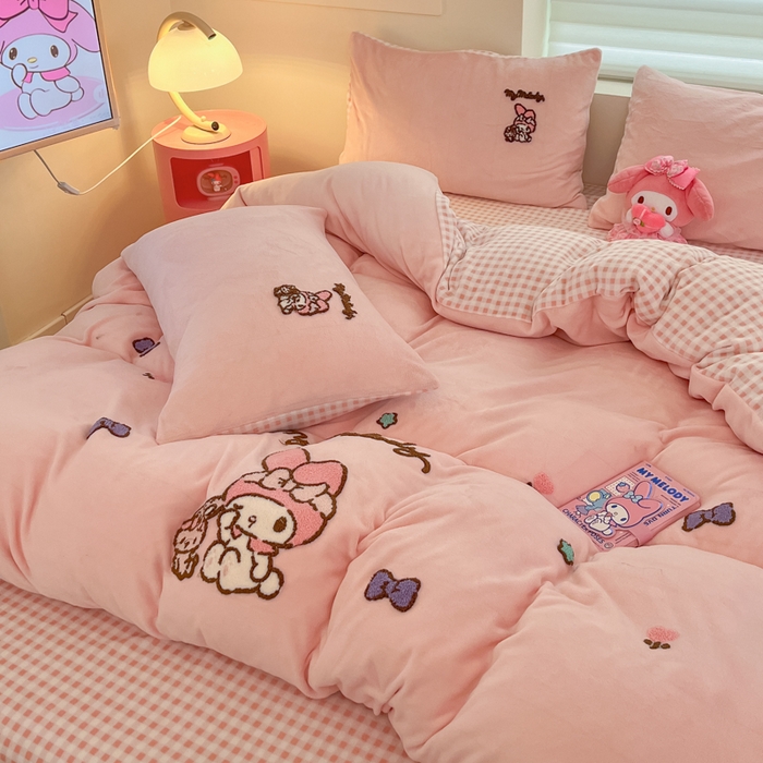 91家纺网 家纺一手货源 找家纺 （总）金爱家 2024新款正版三丽鸥授权毛巾绣刺绣工艺加厚牛奶绒系列四件套