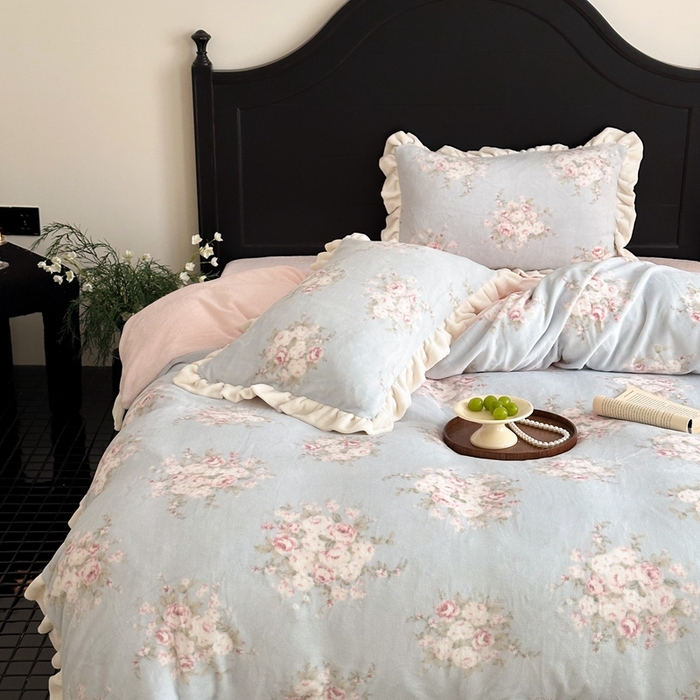 91家纺网 家纺一手货源 找家纺 潘朵拉家纺 2024爆款绒法式双层牛奶绒花边四件套 浅夏