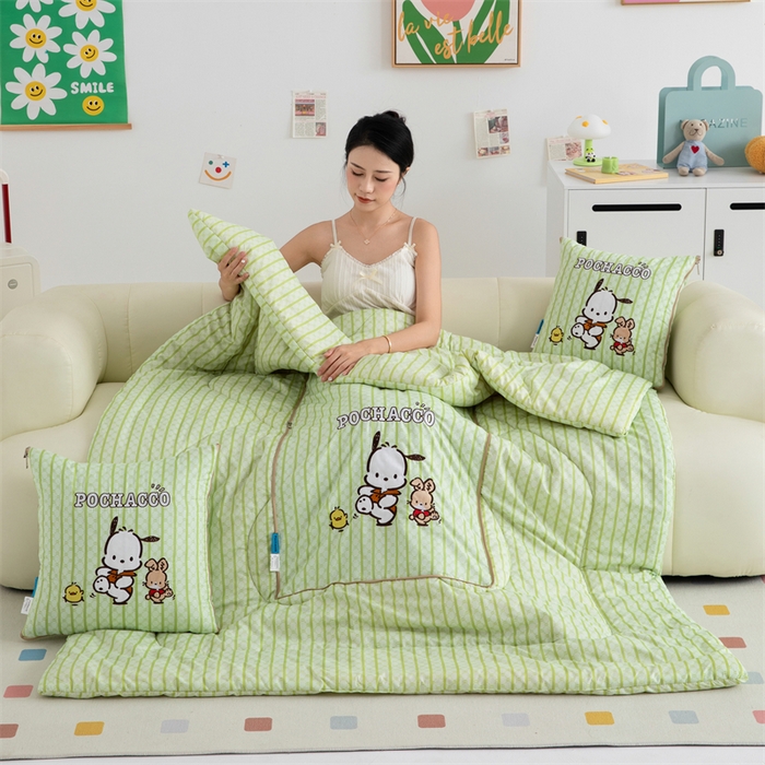 91家纺网 家纺一手货源 找家纺 照世家纺 2024新款亲肤舒适三丽鸥可爱卡通抱枕被 帕恰狗-绿