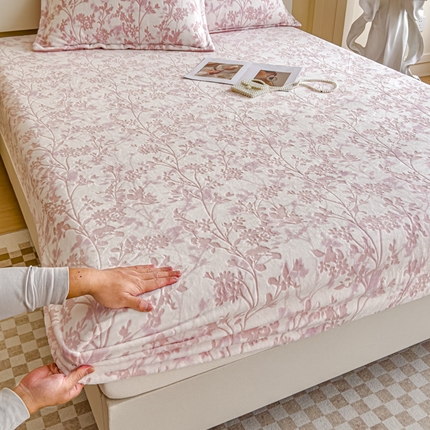 91家纺网 家纺一手货源 找家纺 金丝鸟家纺 2024新款加厚240g立体雕花牛奶绒床笠 繁花 粉