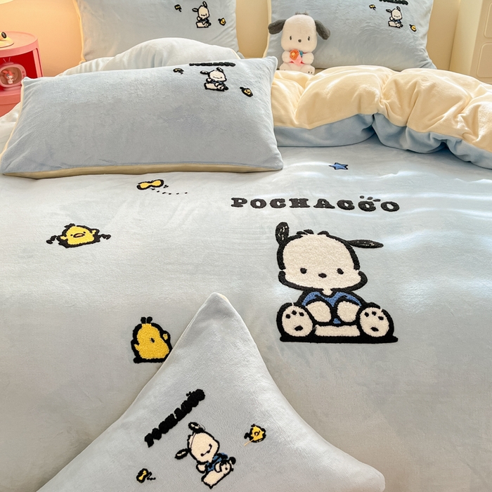 91家纺网 家纺一手货源 找家纺 金爱家 2024新款正版三丽鸥授权毛巾绣刺绣工艺加厚牛奶绒系列四件套 绒毛巾绣-蓝黄帕恰狗