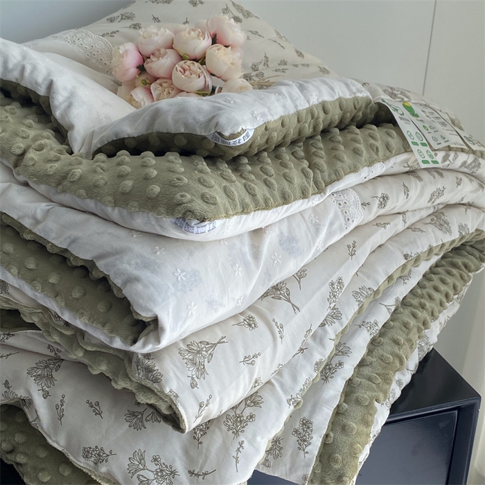 91家纺网 家纺一手货源 找家纺 2025新款秋冬季棉加豆豆绒法式花边款豆豆被被芯雏菊绿