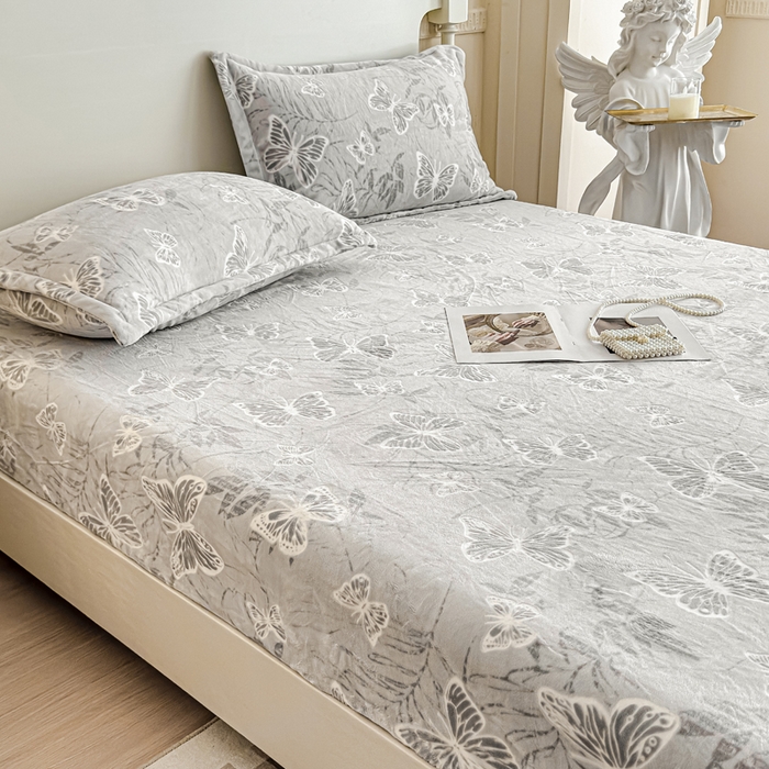 91家纺网 家纺一手货源 找家纺 金丝鸟家纺 2024新款加厚240g立体雕花牛奶绒床笠 蝴蝶飞 灰