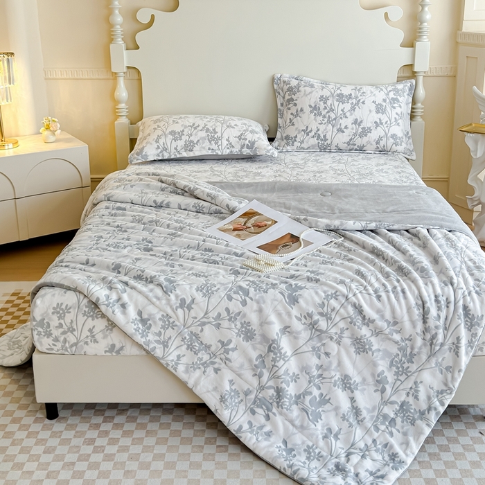 91家纺网 家纺一手货源 找家纺 金丝鸟家纺 2024新款加厚240g立体雕花牛奶绒夹棉绗缝毛毯 繁花 灰ab毯