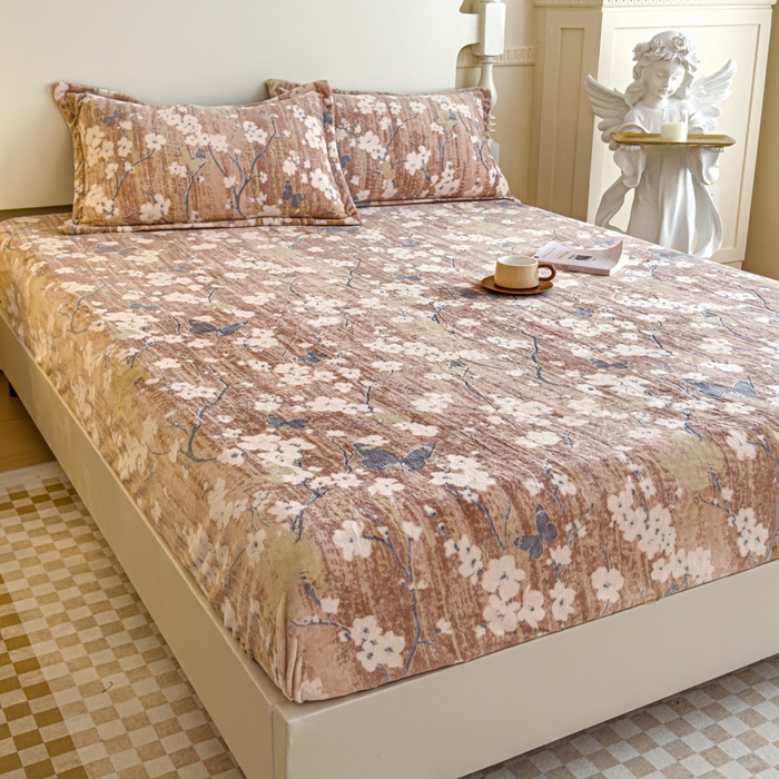 91家纺网 家纺一手货源 找家纺 金丝鸟家纺 2024新款加厚240g立体雕花牛奶绒床笠 蝴蝶花 咖