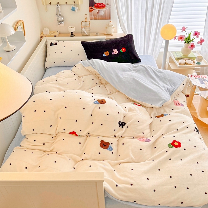 91家纺网 家纺一手货源 找家纺 呗旺鹿 2024新款A类高克重散盘印花毛巾绣牛奶绒四件套 韩式发卡